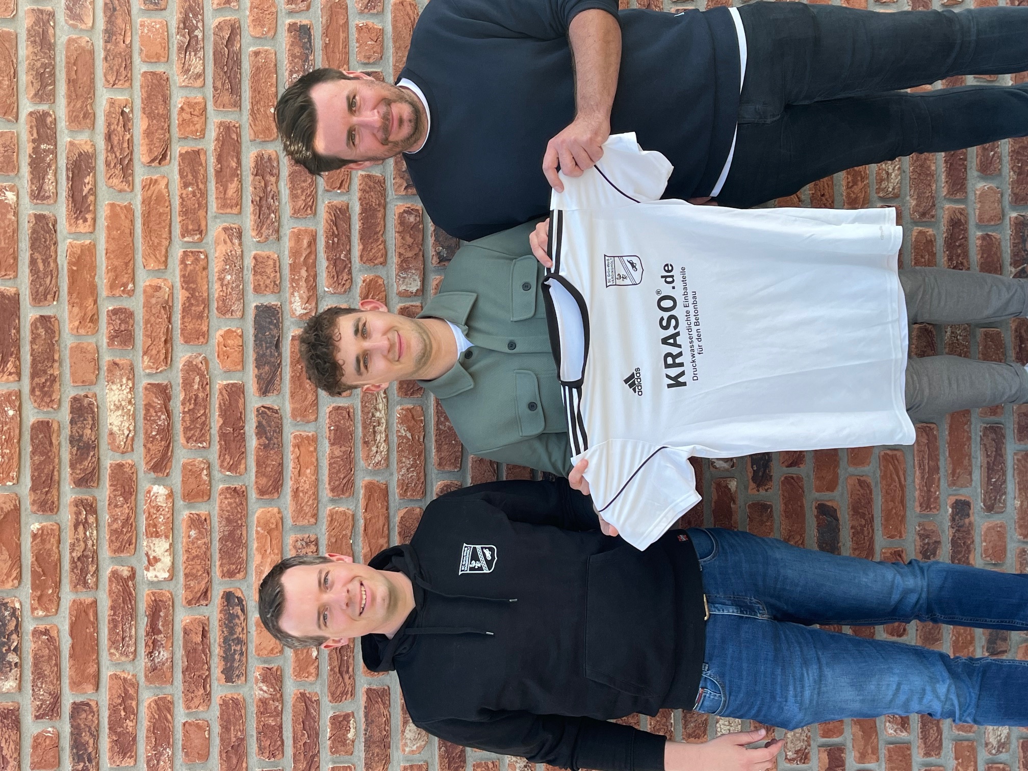 Bild v.l.n.r.: Bernd Dalhaus (Fußballobmann), Marvin Wienand, Kim Weidig (Trainer)