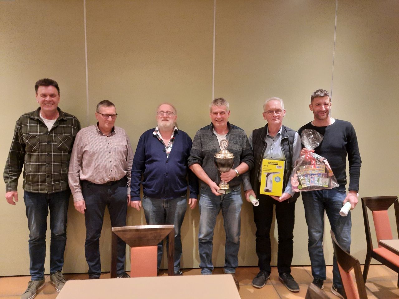 Sieger, Platzierte und Orga-Team der „Vardingholter Doppelkopf Dorfmeisterschaften“